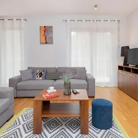 4 Pory Roku By Renters Apartment *