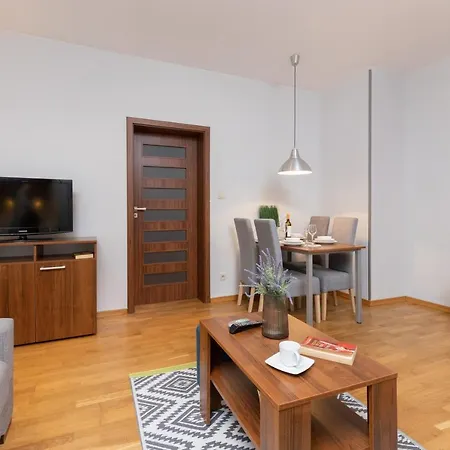 4 Pory Roku By Renters Apartment